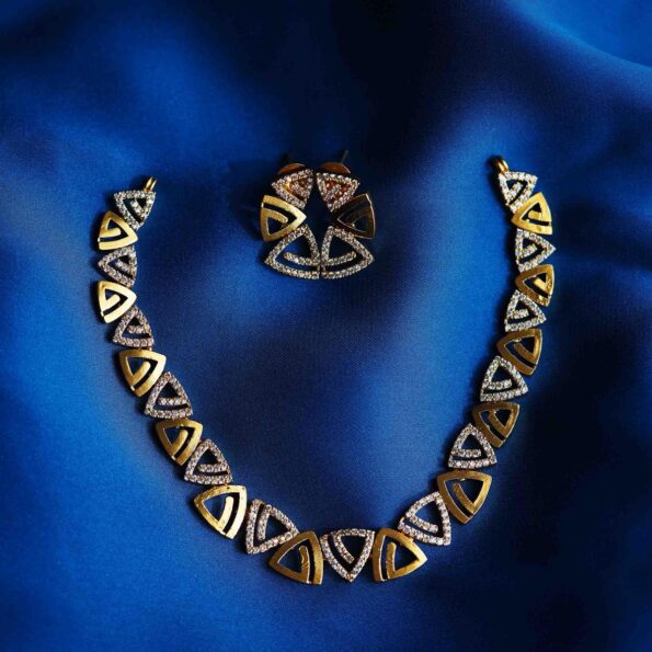 Simple Triangle Neckset