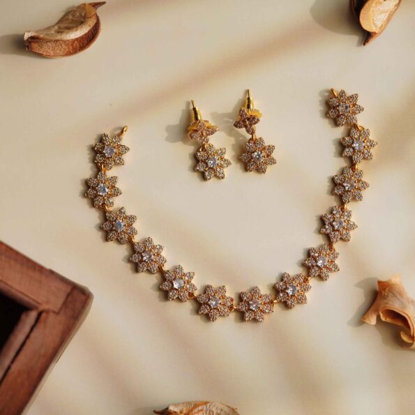 Shimmering White Flower Neckset