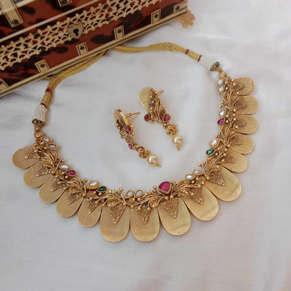 Trendy Gold Neckset
