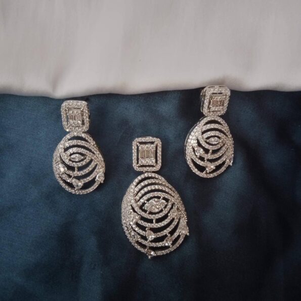 Shimmering Oval Drop AD Pendant Set