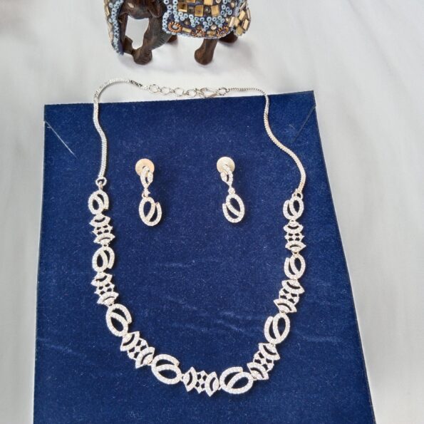 Classy AD neckset with matching earrings