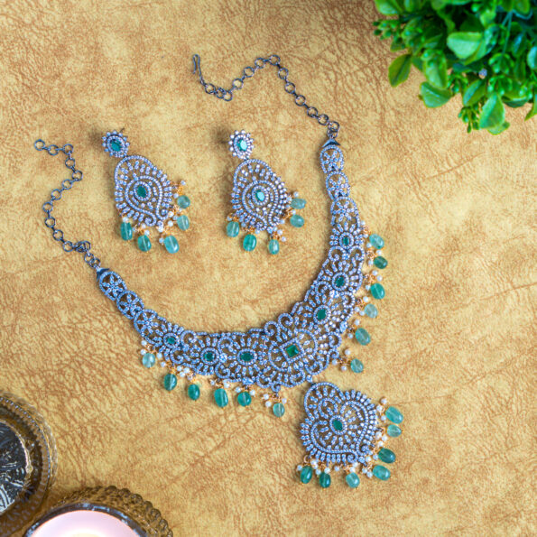 Heritage Victorian necklace with emeralds