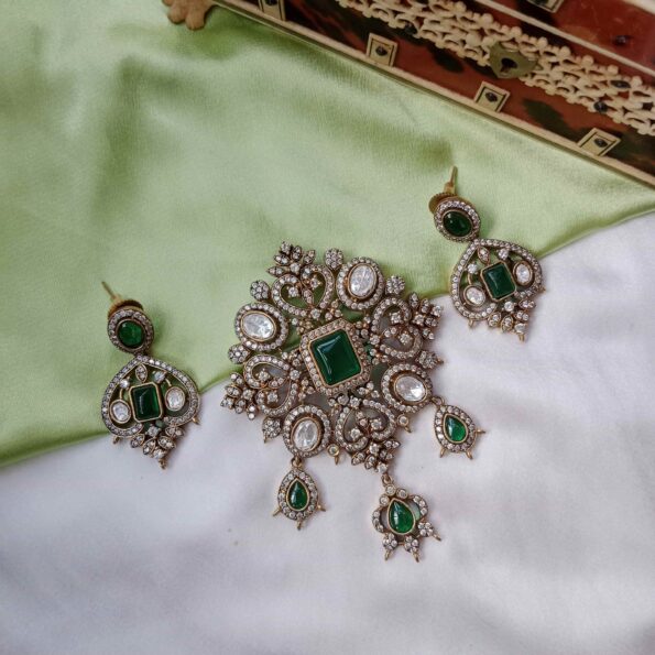 Mesmerising emerald Victorian pendant set