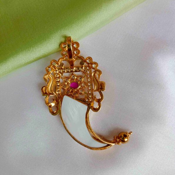 Single tigers nail pendant with flower and square