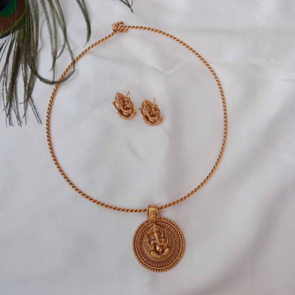 Pretty Ganesha Pendant Set on Hasli