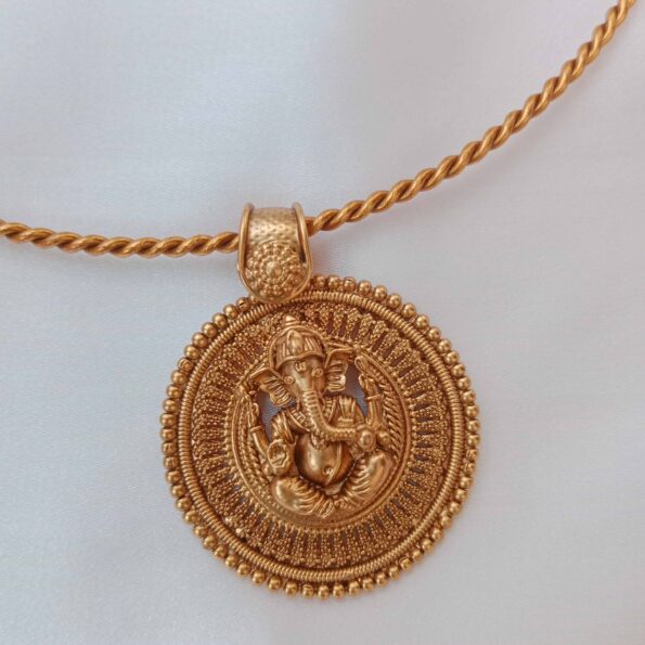 Pretty Ganesha Pendant Set on Hasli