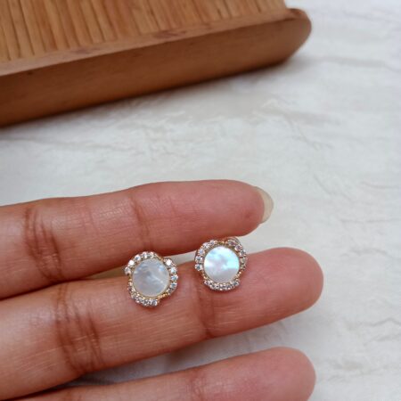 Stylish Pearl AD Stud