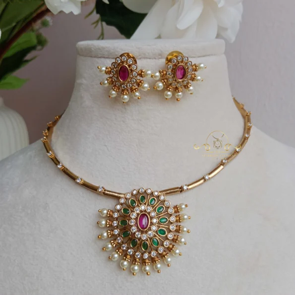 Pretty Hasli Pendant Neckset