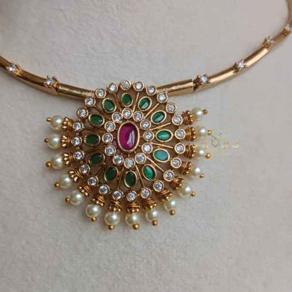 Pretty Hasli Pendant Neckset