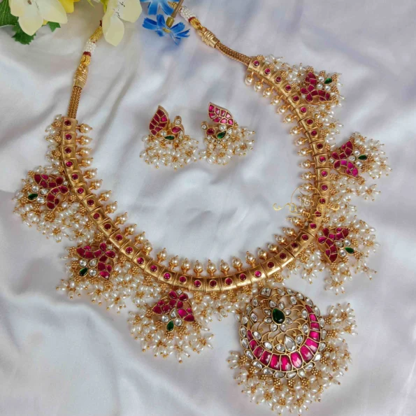 Mesmerising Guttapusalu Jadau Set