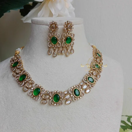 Pretty Oval Emerald Victorian Neckset