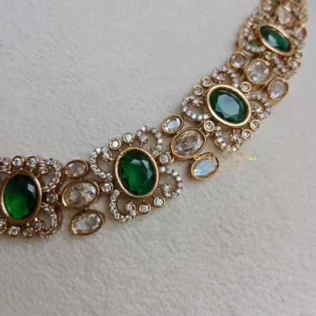 Pretty Oval Emerald Victorian Neckset