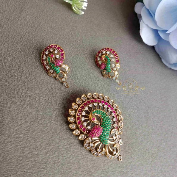 Trendy Peacock Pendant Set
