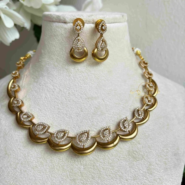 Gold Curve with AD Leaf Neckset