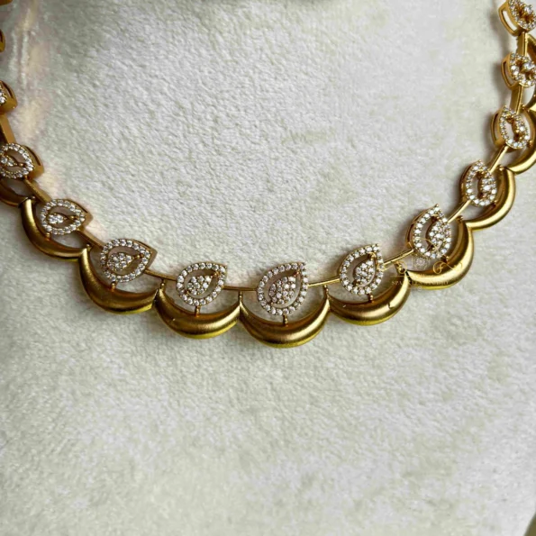 Gold Curve with AD Leaf Neckset