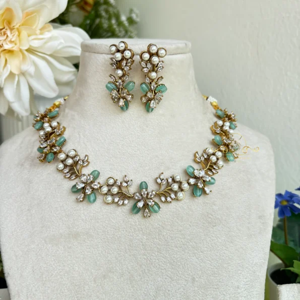 Gorgeous Victorian Green Bead Neckset