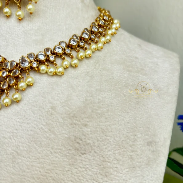 Uncut Diamond Look Neckset
