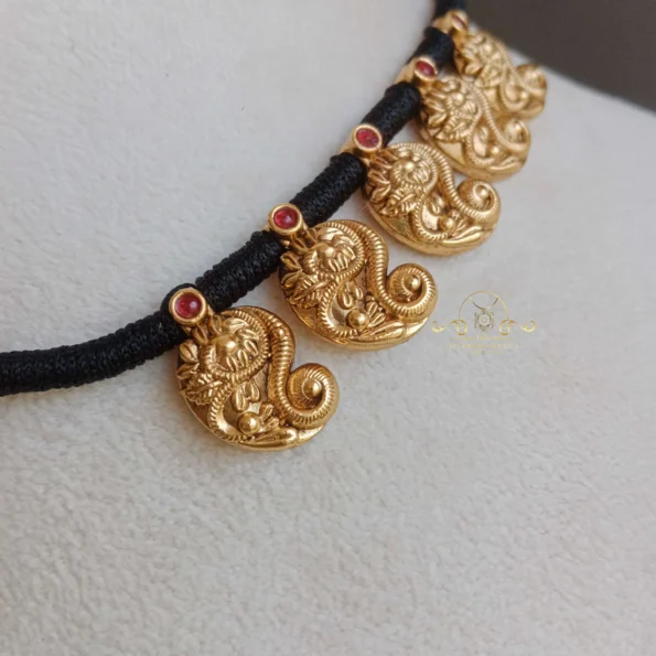 Black Thread Mango Antique Neckset