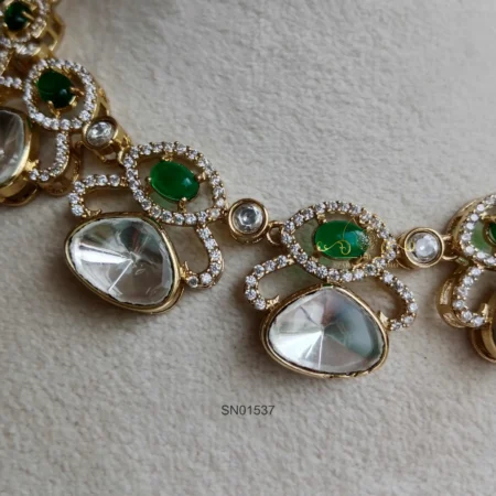 Classy Emerald Massonite/Polki Victorian Neckset