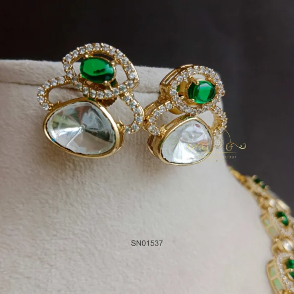 Classy Emerald Massonite/Polki Victorian Neckset