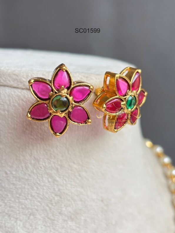 Pearl Chain with Kemp Stone Flower
