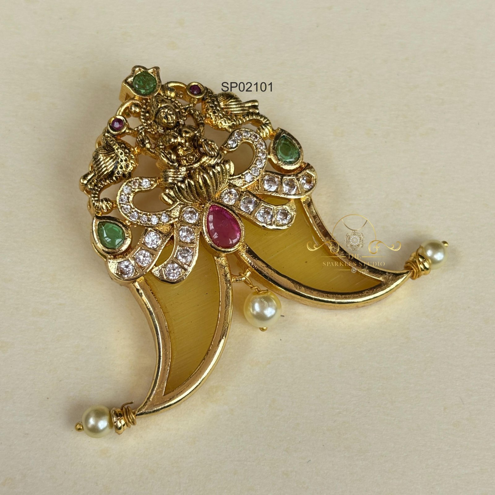 2101_1 Goddess Lakshmi Tiger Nail Pendant