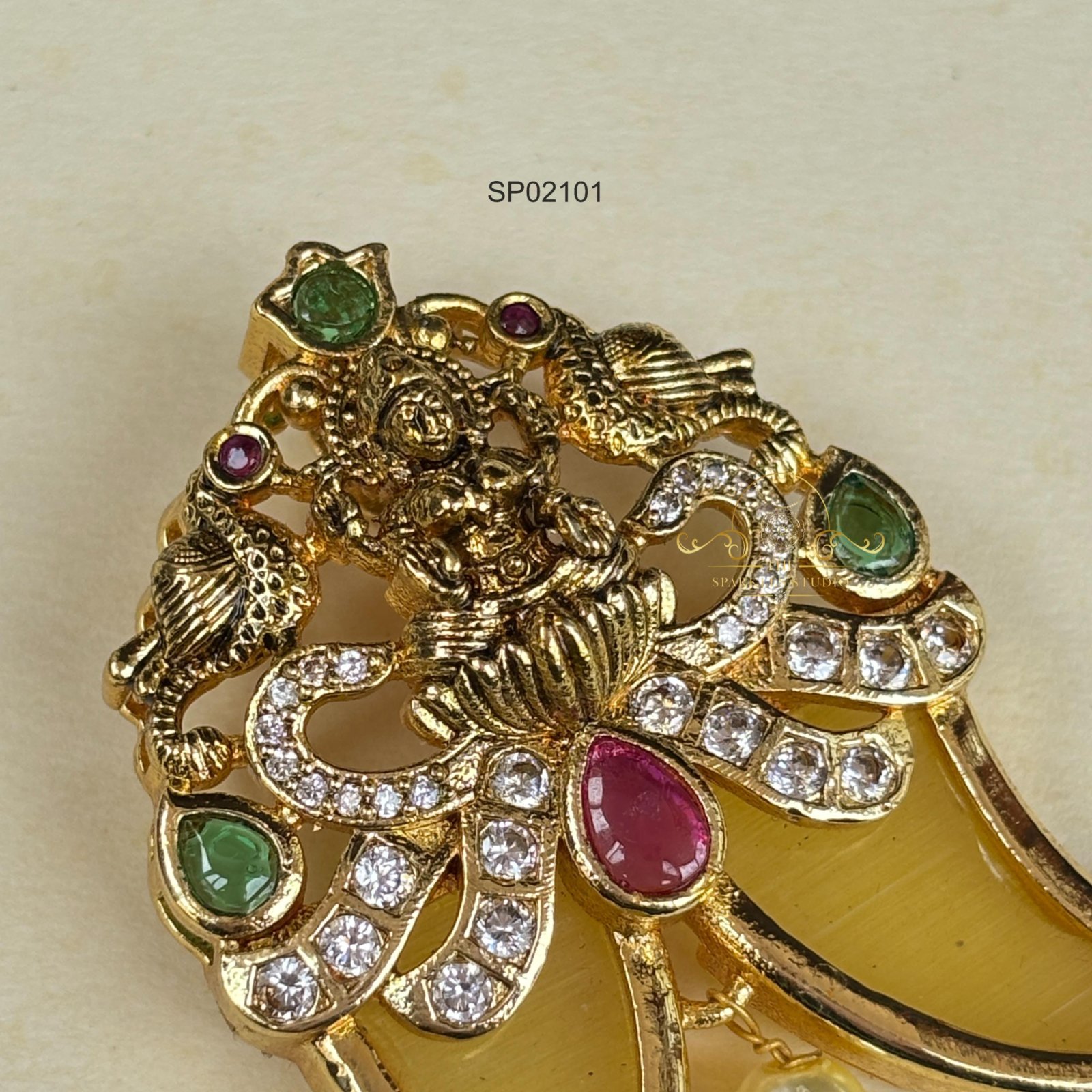 2101_2 Goddess Lakshmi Tiger Nail Pendant