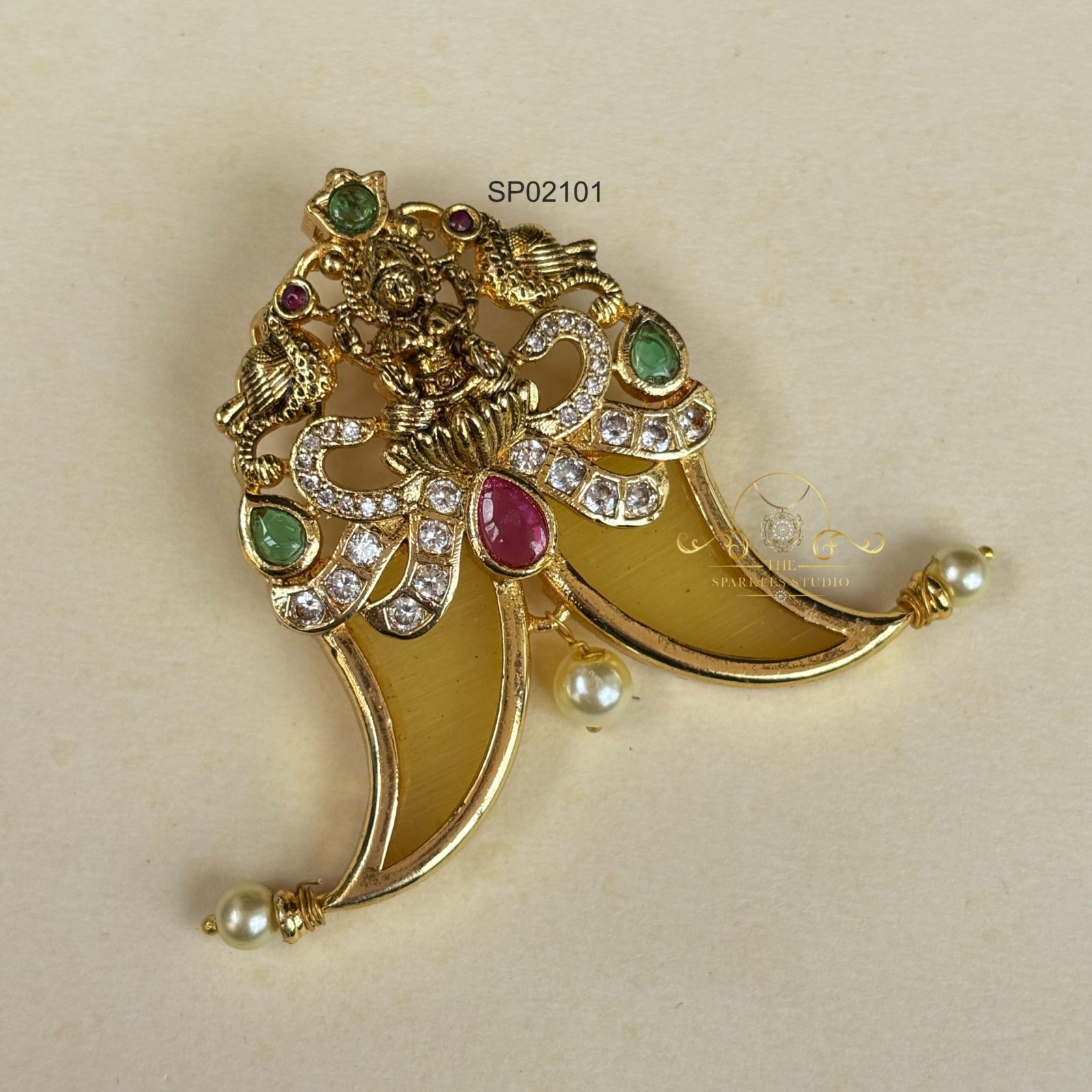 2101_3 Goddess Lakshmi Tiger Nail Pendant